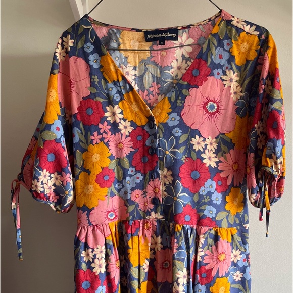 Princess Highway Dresses & Skirts - Princess Highway floral, gathered waist , v-neck smock dress size 10AU